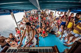 Música Arte na Rua Performance  images-1-2 A pianista Carla Ruaro levou um piano pela amazônia 
