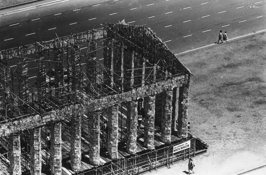 Lugares y memoria  Parthenon-of-Books-1983-Marta-Minujín Cem mil livros num monumento contra a Censura 